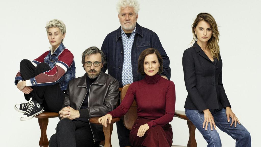 Todo el equipo de 'Madres Paralelas' junto a Pedro Almodóvar