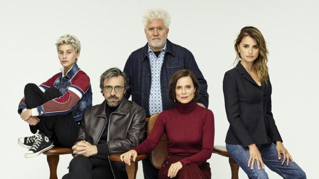 Todo el equipo de 'Madres Paralelas' junto a Pedro Almodóvar