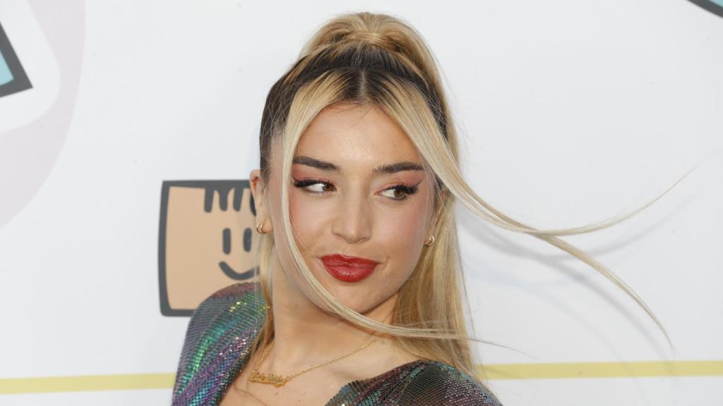 Lola Índigo lució una coleta alta para la noche en la que obtuvo dos nominaciones.
