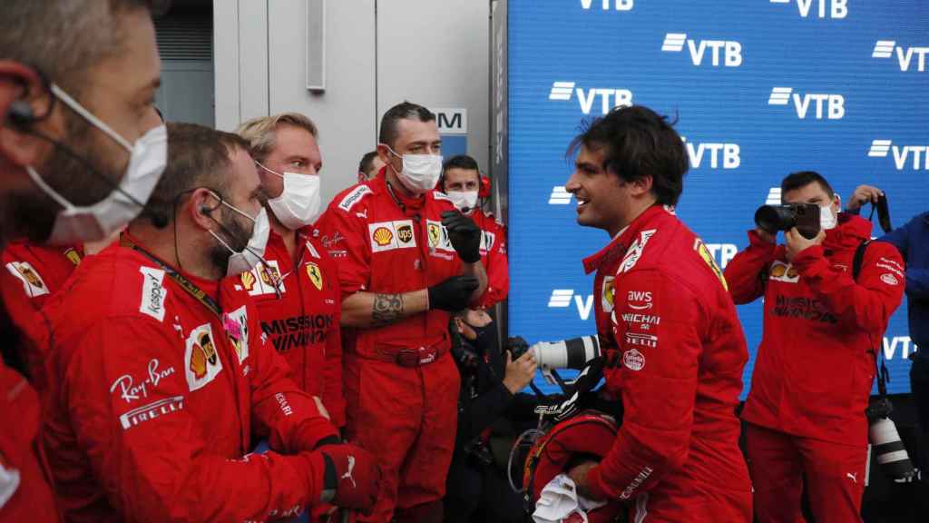 Carlos Sainz celebra con el equipo Ferrari su podio en Sochi