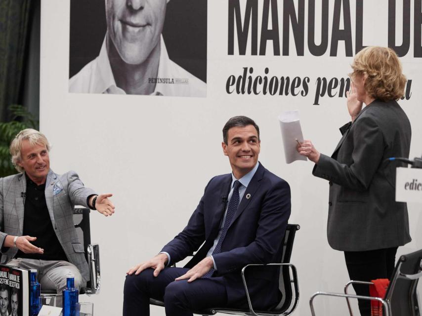 Mercedes Milá junto a Pedro Sánchez durante la presentación del libro 'Pedro Sánchez. Manuel de resistencia'.