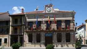 Imagen de la fachada del Ayuntamiento de la localidad de Candeleda