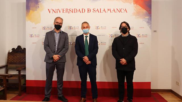 El rector posa con los responsables de la plataforma tras la firma del convenio