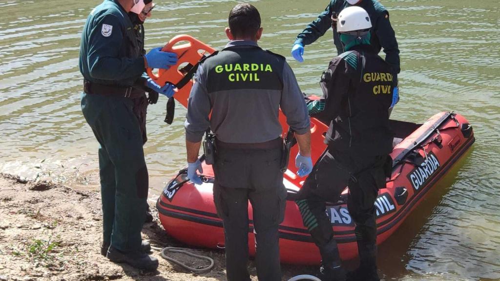 Momento en el que el Grupo GEAS recupera el cuerpo en el embalse de Ricobayo