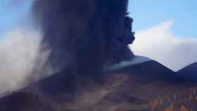 La columna de humo del volcán de Cumbre Vieja.