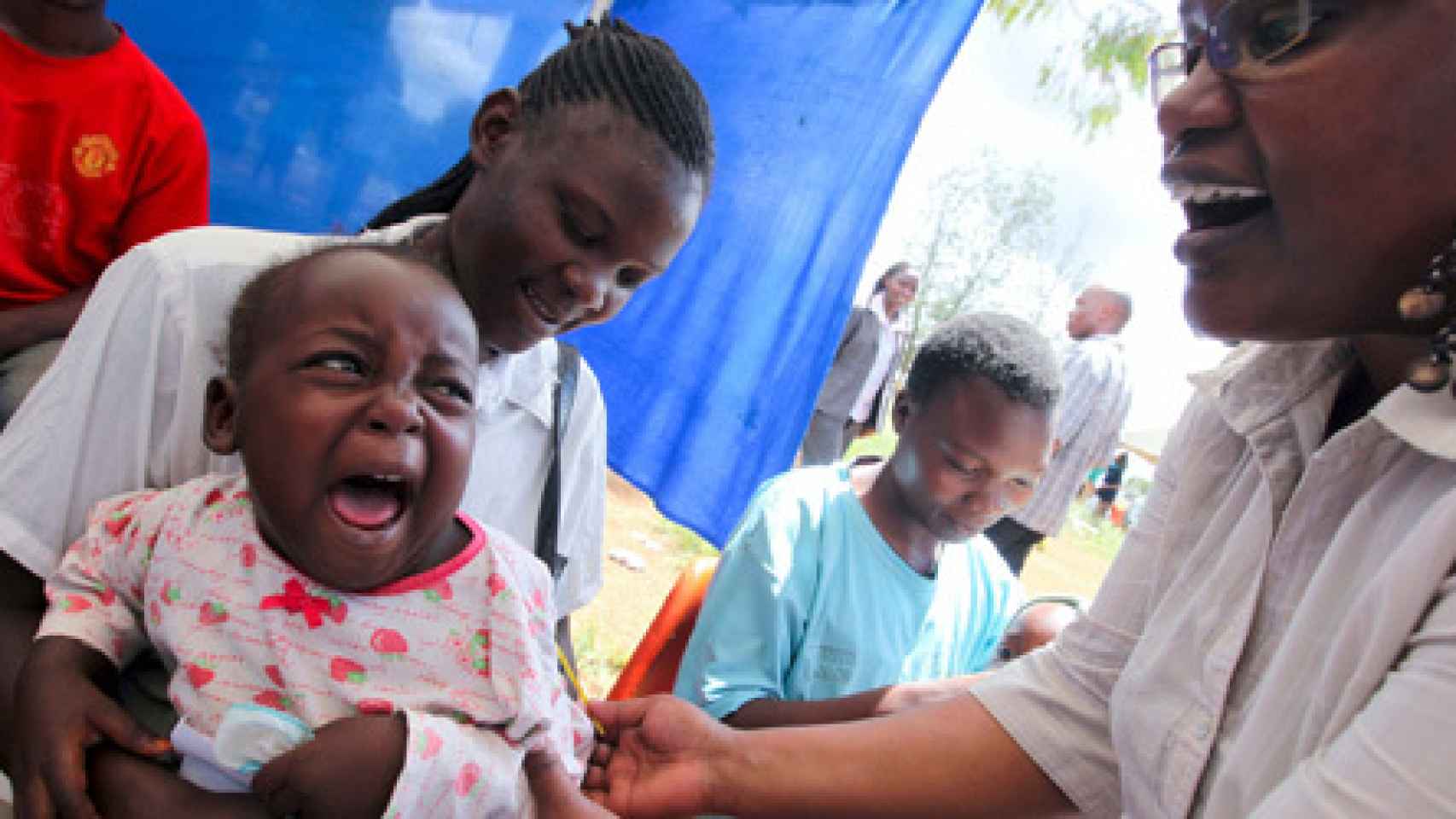 Una niña llora mientras le hacen las pruebas de la malaria.