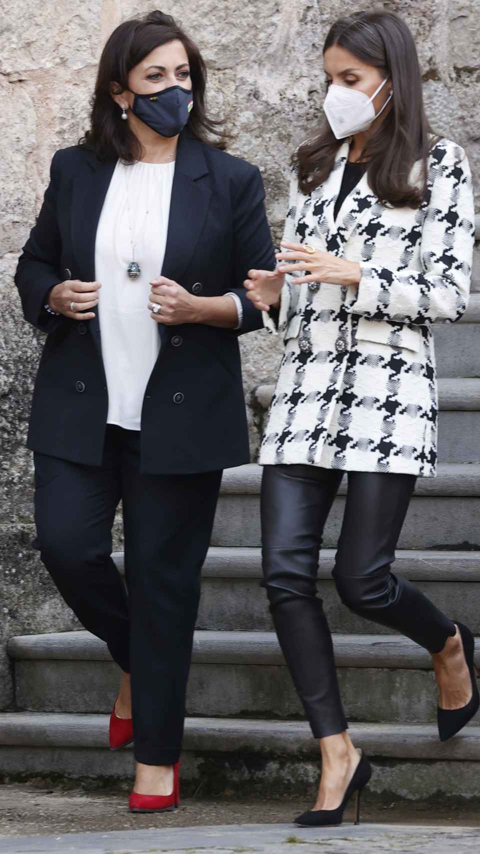 La Reina ha combinado su chaqueta viral con leggins de cuero.