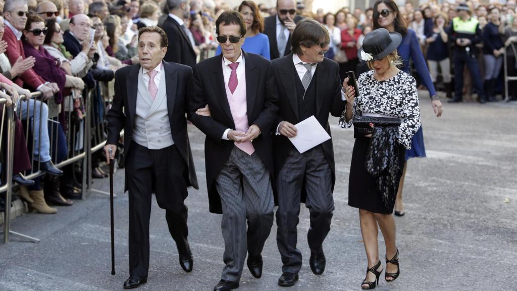 Hilario López Millán junto a Pive Amador y su marido Alberto en la boda de Cayetano Rivera y Eva González.