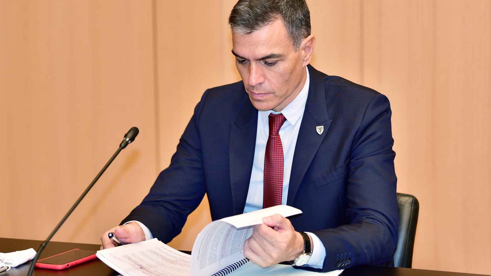 Pedro Sánchez estudia sus documentos, al día siguiente del acuerdo de la Ley de Vivienda y para los Presupuestos de 2022.