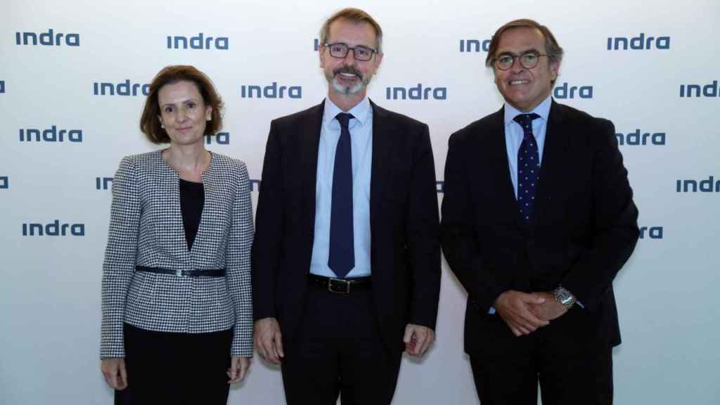 Marc Murta, presidente de Indra (en el centro, junto a los consejeros delegados, Cristina Ruiz e Ignacio Mataix)