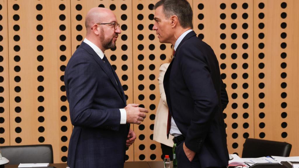Pedro Sánchez conversa con el presidente del Consejo Europeo, Charles Michel, durante la última cumbre en Eslovenia