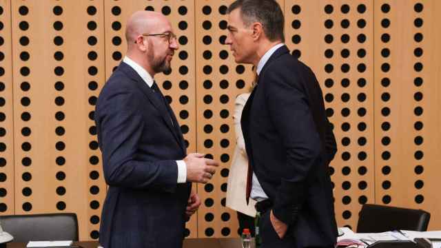 Pedro Sánchez conversa con el presidente del Consejo Europeo, Charles Michel, este miércoles durante la cumbre de Eslovenia