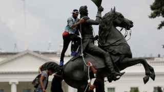 Radicales violentos intentan derribar una estatua del expresidente americano Andrew Jackson en Washington.