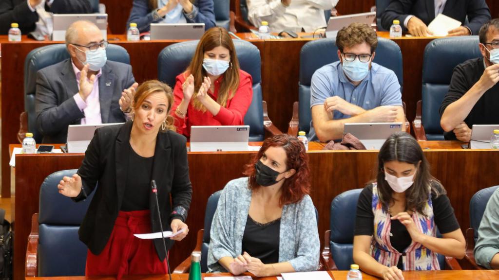 La portavoz de Más Madrid en la Asamblea, Mónica García (i), interviene en el Pleno de la Asamblea de Madrid.