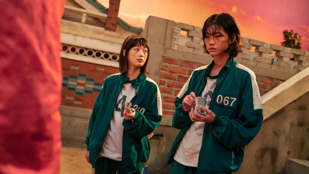 Dos de las protagonistas jugando a Gganbu.