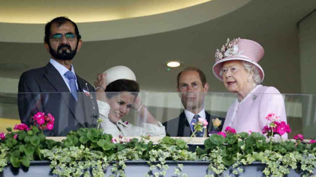 El emir de Dubái junto a la reina Isabel II durante las carreras de Ascot.
