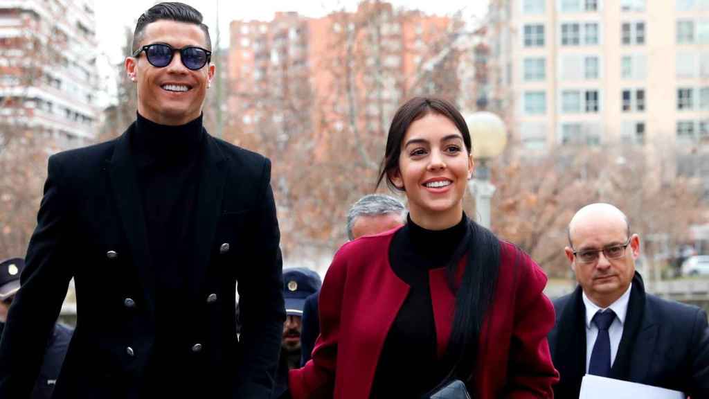 Cristiano Ronaldo y Georgina Rodríguez entrando en la Audiencia Provincial de Madrid junto a su abogado, José Antonio Choclán.