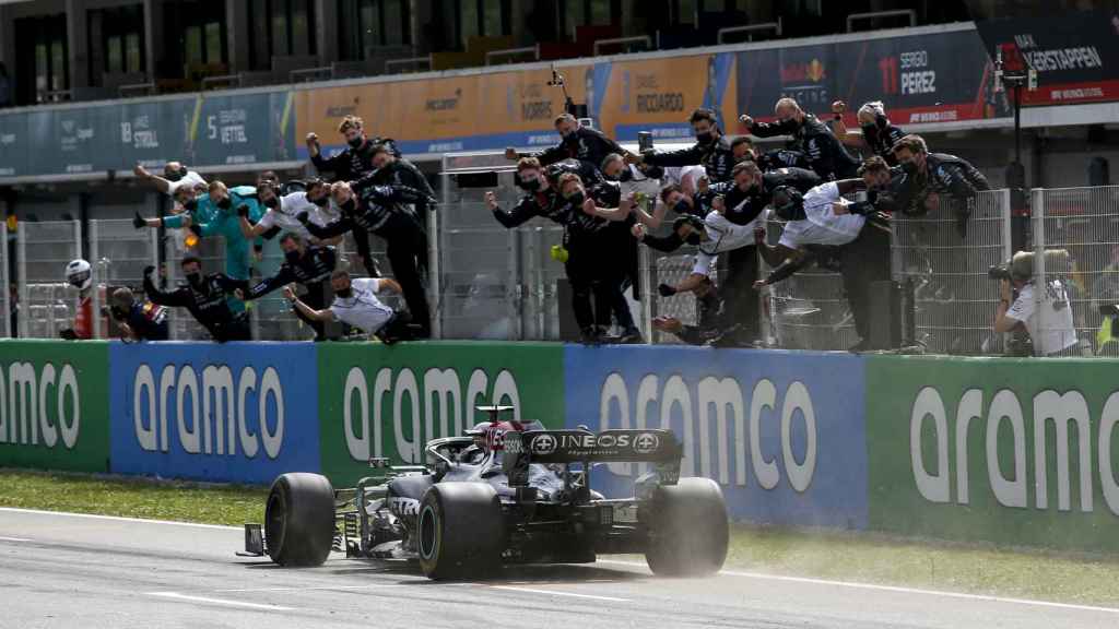 Lewis Hamilton celebra su victoria con el muro en el Gran Premio de España de Fórmula 1 de 2021