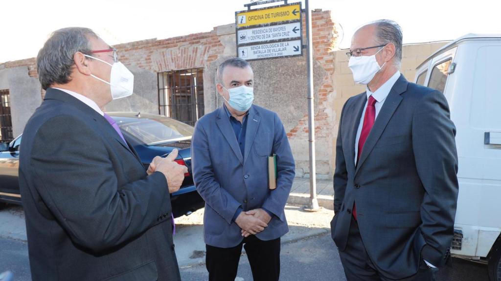 El alcalde de Villalar, Luis Alonso Laguna; el escritor Lorenzo Silva; y el presidente de las Cortes y de la Fundación de Castilla y León, Luis Fuentes.