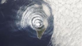 Nube en forma de diana sobre el volcán Cumbre Vieja. NASA Earth Observatory.