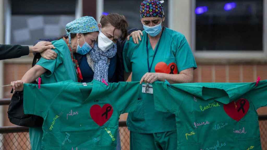 Personal sanitario llora la muerte de un compañero por Covid-19 en el Hospital Severo Ochoa de Leganés.