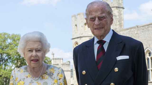 Isabel II y el duque de Edimburgo en el 99 cumpleaños del fallecido Príncipe.
