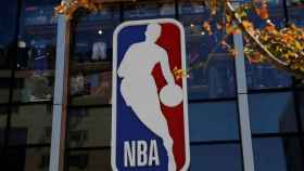 Logo de la NBA en un edificio