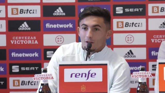 Yeremi Pino en rueda de prensa con la selección española