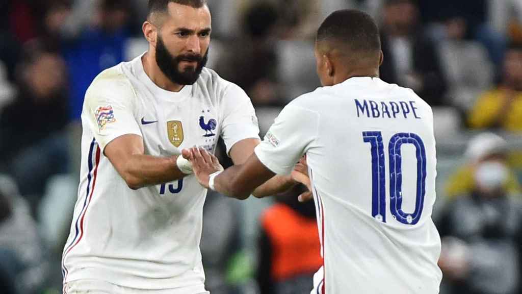 Benzema y Mbappé celebran un gol con Francia