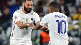 Benzema y Mbappé celebran un gol con Francia