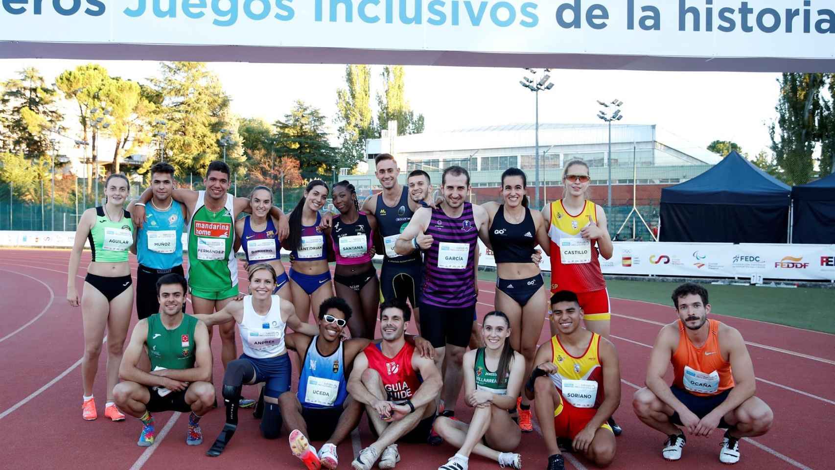 Participantes de la prueba de relevos 4x100 en los Juegos Inclusivos