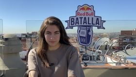 Sara Socas posa delante del cartel de Red Bull Batalla para El Español