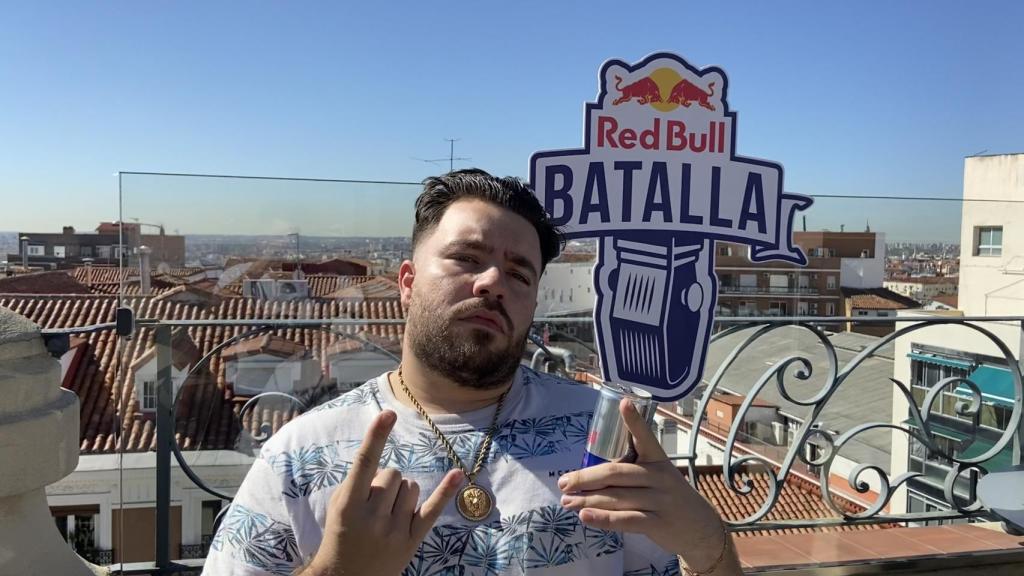 Mister Ego posa delante del cartel de Red Bull Batalla para El Español