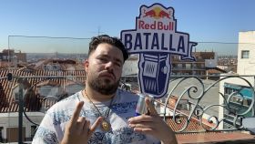 Mister Ego posa delante del cartel de Red Bull Batalla para El Español