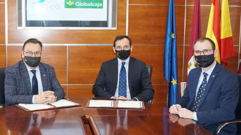 Firma del convenio de colaboración entre Globalcaja y ADECA