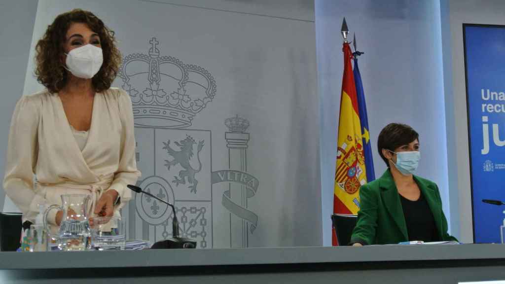 María Jesús Montero, ministra de Hacienda, junto a la portavoz del Gobierno, Isabel Rodríguez.