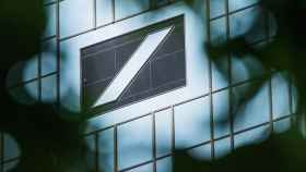 Logo de Deutsche Bank en el edificio central.