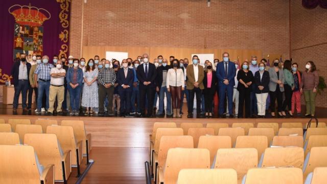 Foto de familia tras la firma del convenio para la instalación de cajeros automáticos en 33 pueblos de Guadalajara