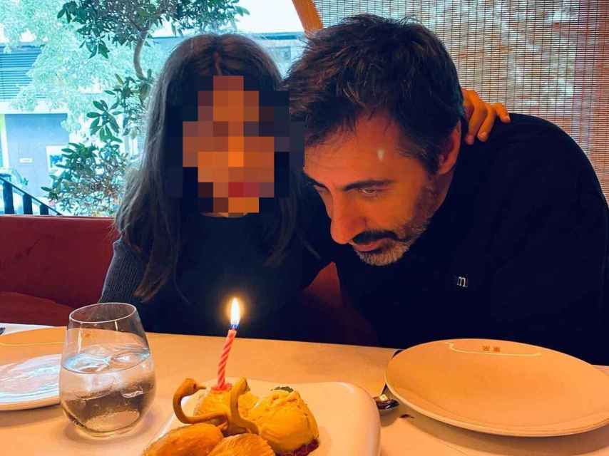 Padre e hija soplando la vela, por el cumpleaños de ambos.