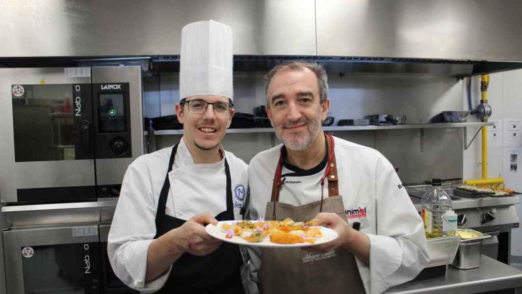 A la izquierda, Jorge Olcina y, a la derecha, Iñaki Rodaballo, cocineros que han diseñado las mejores bravas de España.