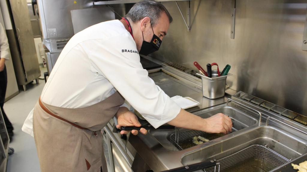 El chef Iñaki Rodaballo friendo sus laureadas patatas bravas.