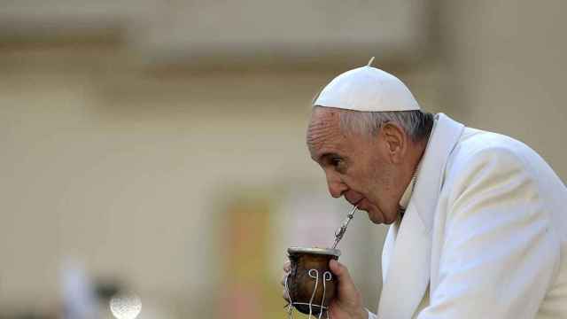 El papa Francisco, tomando un mate.