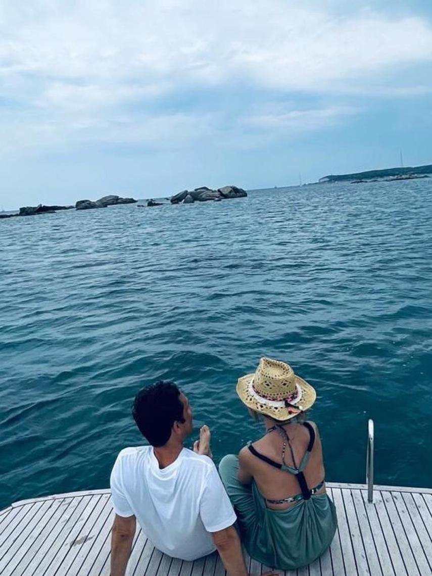 Emma García junto a su marido duramte unas vacaciones verano.