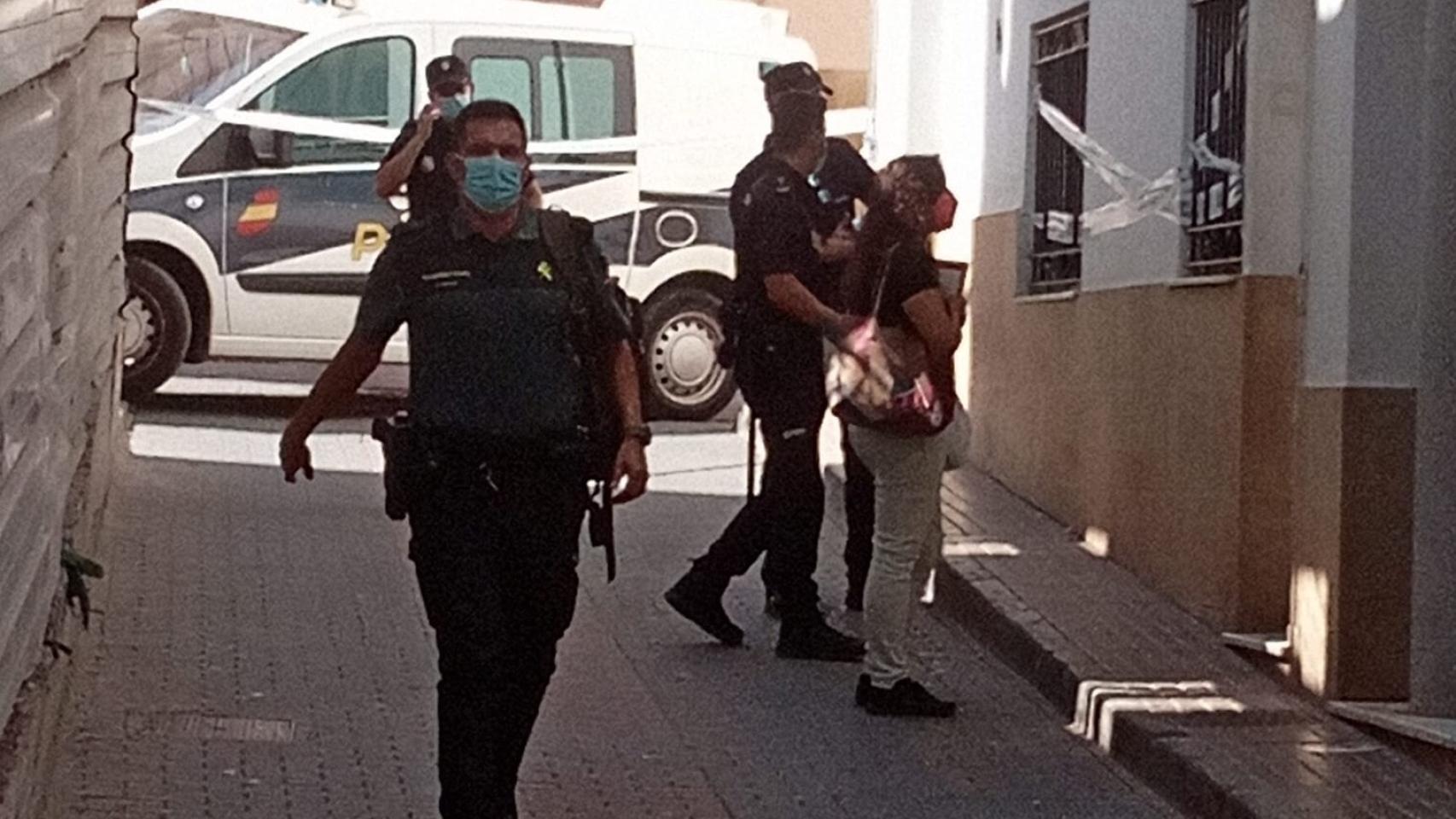 Policía Nacional y Guardia Civil acordonando la casa donde residía Manoli.