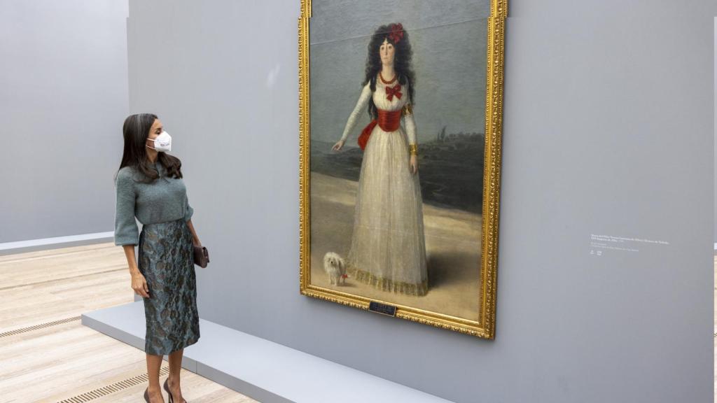 Letizia recorriendo la exposición.