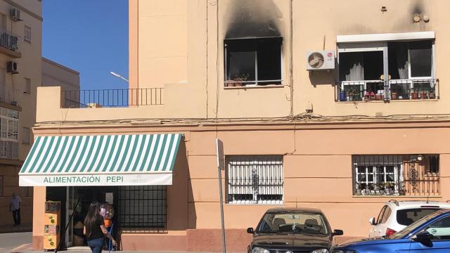 Estado en el que quedó la fachada de la vivienda tras el incendio.