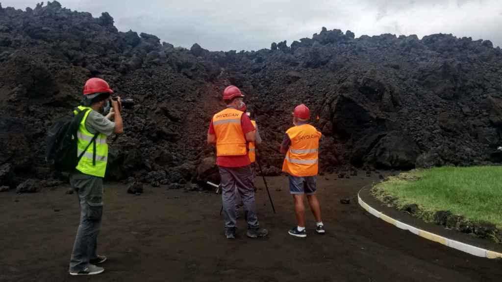 Equipo de Involcan analizando una colada de lava.