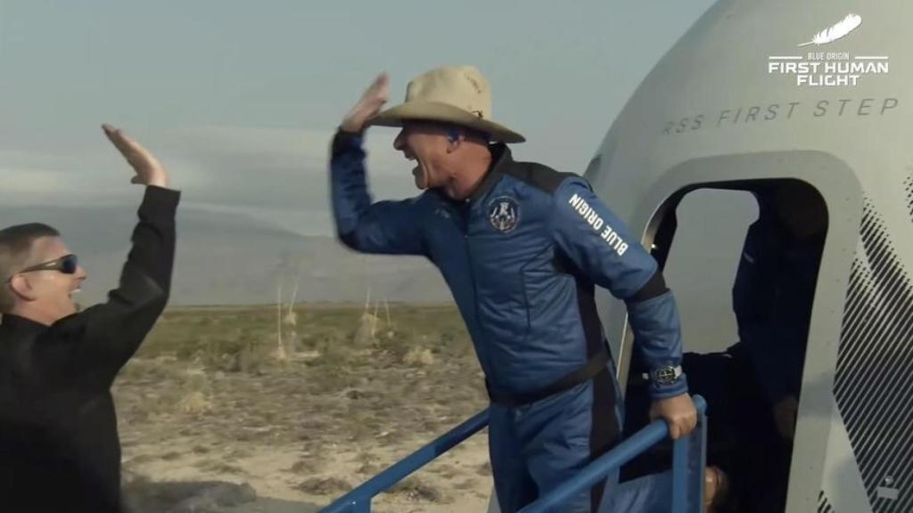 Jeff Bezos, tras su viaje al espacio, con un omega en la muñeca.