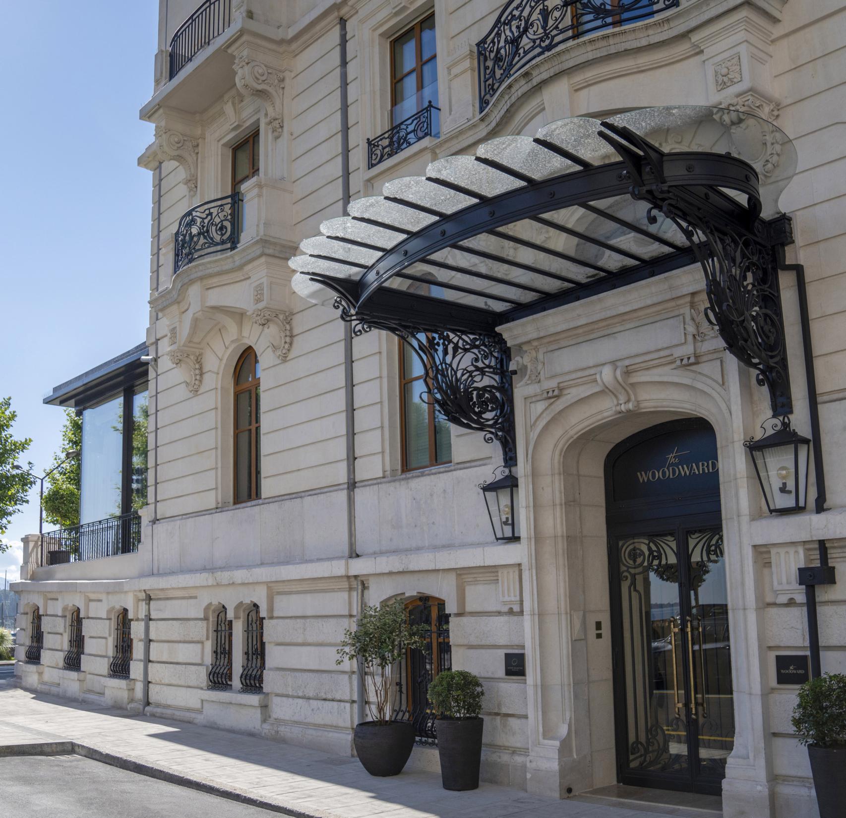 La entrada del hotel The Woodward.