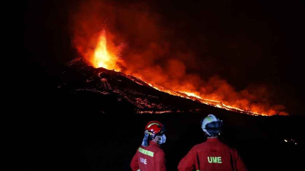Soldados de la UME dentro de la zona de exclusión del volcán.